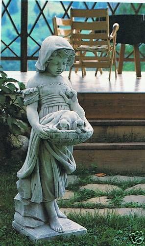 Gartenfigur Penelope mit Welpen im Korb Made in Italy