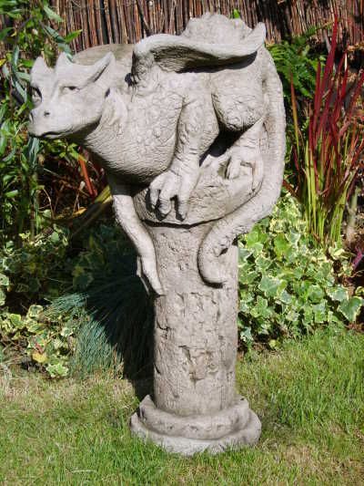 Gartenfigur THERON- Drache auf Säule- (c) by Fiona Scott - Original von Vidro- unter Vidroflor Fantasy