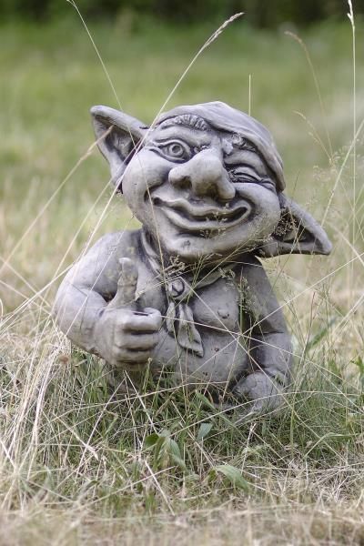 Gartenfigur Troll zeigt o-k- HÄGAN- Steinguss - Original von Vidroflor