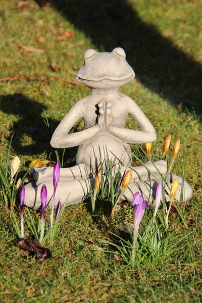 Gartenfigur YOGA-FROSCH Der Lotus- Steinguss
