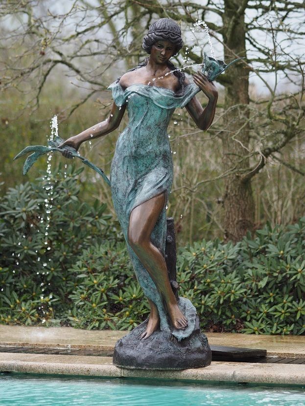 Wasserspiel- Brunnen- Frau mit Blumen aus Bronze
